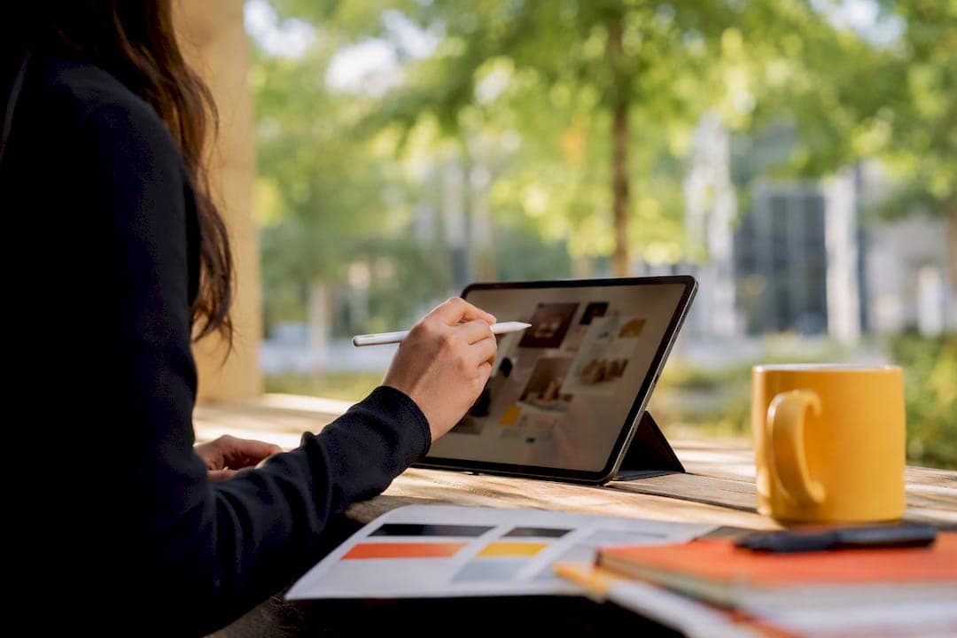 Design Critique vs Review: A Guide for Design Teams